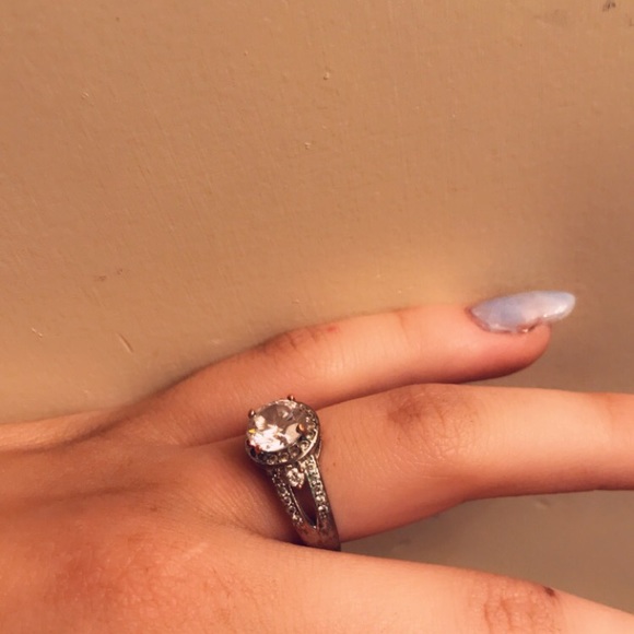 promise ring with circular gemstone - Picture 2 of 3